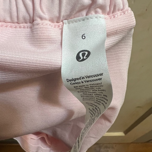 Lululemon Hotty Hot LR Short 2.5” in Strawberry Milkshake - Picture 4 of 5